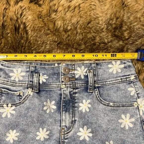 No Boundaries NOBO Daisy Print Denim Shorts • Juniors 9 • Double-Button Cuffed - Picture 9 of 10